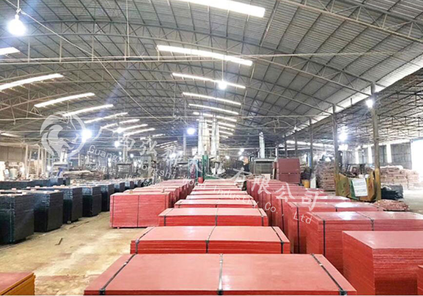 就是這一家建筑模板不但質(zhì)量好而且價(jià)格還實(shí)惠插圖1 弘獅木業(yè)模板生產(chǎn)基地